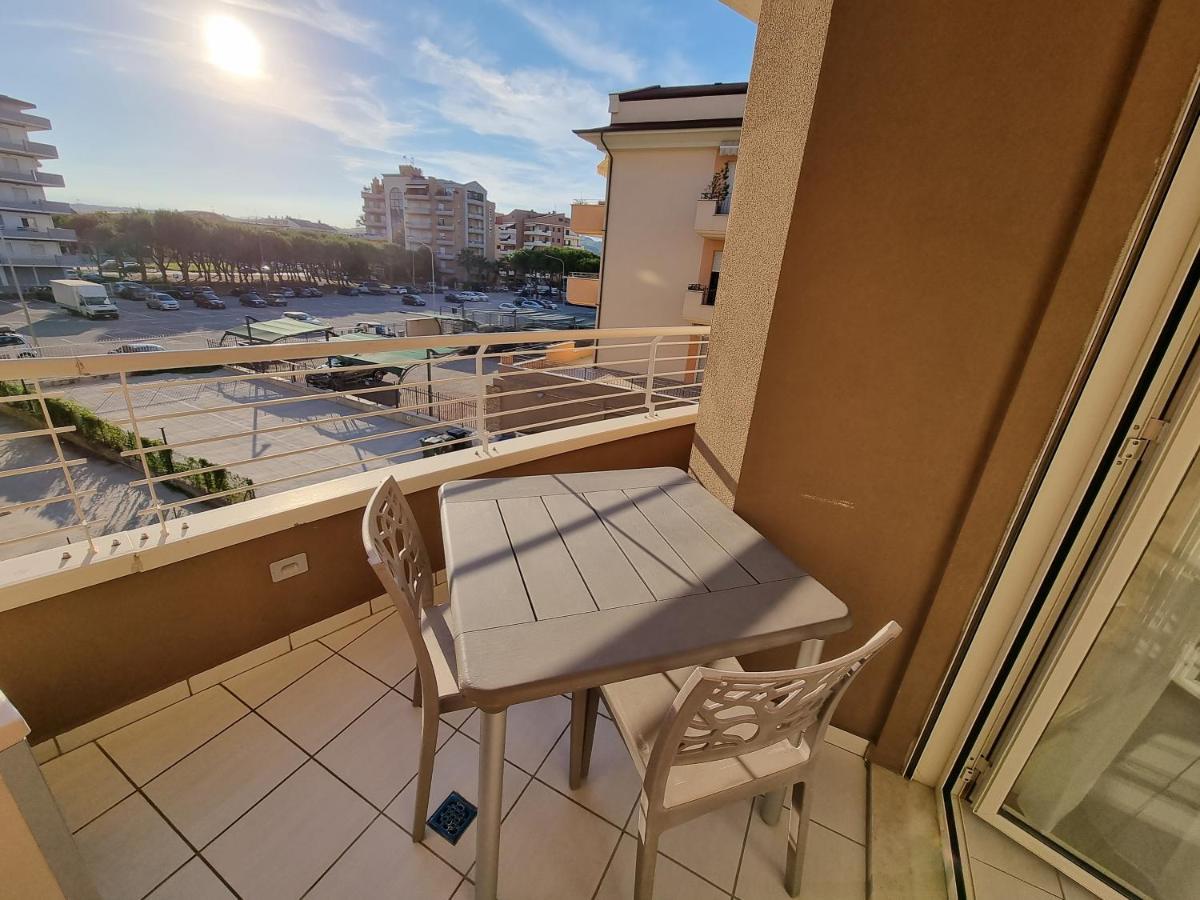 Апартаменти Casamare Alba Adriatica Frontemare Екстер'єр фото